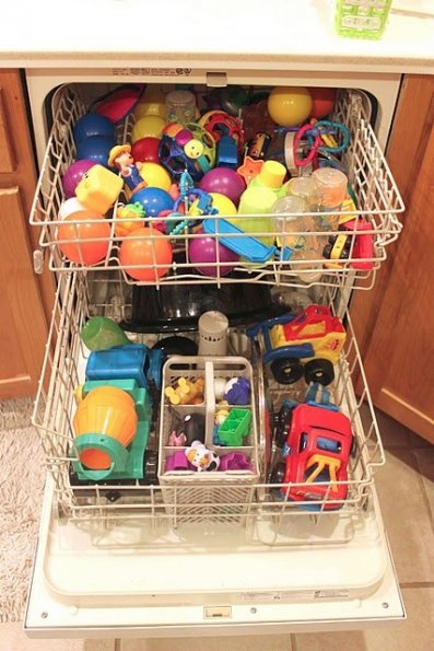 Astuce éclair : laver les jouets en plastique de son enfant - Je réussis